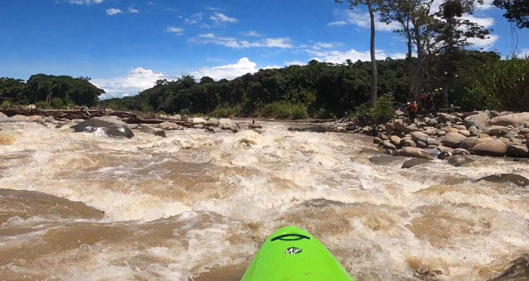 Guías de rafting y kayakeros desafían ríos de la zona sur en el Setiembre Extremo