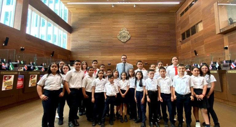 Estudiantes de La Suiza de Pérez Zeledón conocen la Asamblea Legislativa