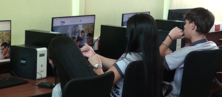 Comenzaron las pruebas estandarizadas, en el CTP Ambientalista de Pedregoso la realizan 110 estudiantes