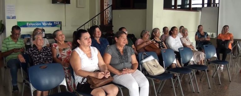 Adultos mayores aprenden técnicas mixtas de pintura durante taller