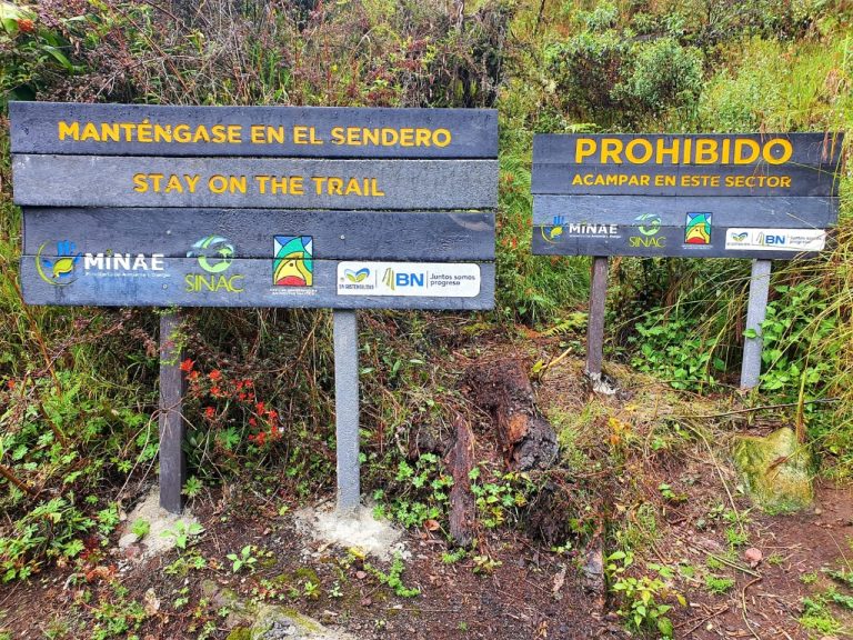 Colocan rotulación ecoamigable en el Cerro Chirripó