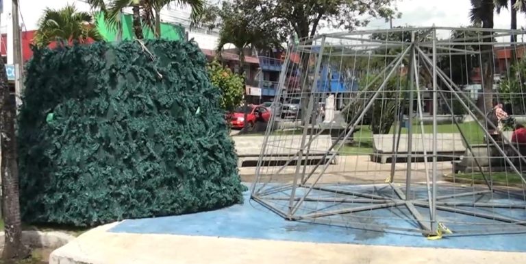 Comenzaron a colocar el árbol de Navidad en el parque de San Isidro de El General