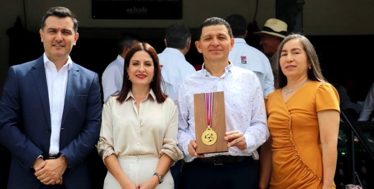 CoopeAgri R.L. recibe la Medalla al Mérito Cafetalero