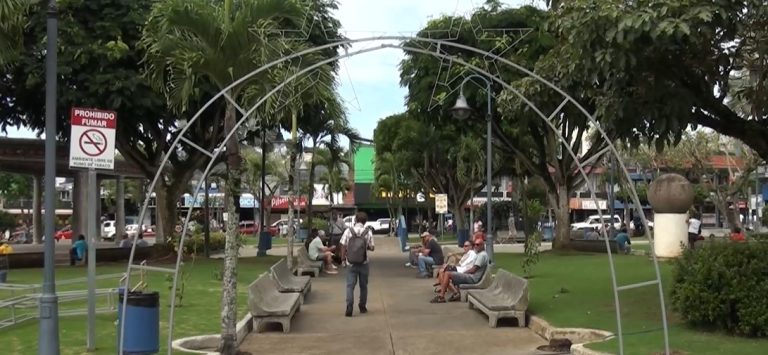 Iniciaron con la instalación de estructuras que darán brillo al parque de San Isidro de El General