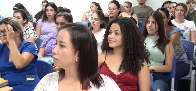 Jóvenes aprenden inglés y sobre cuidar adultos mayores por medio de Programa Empléate