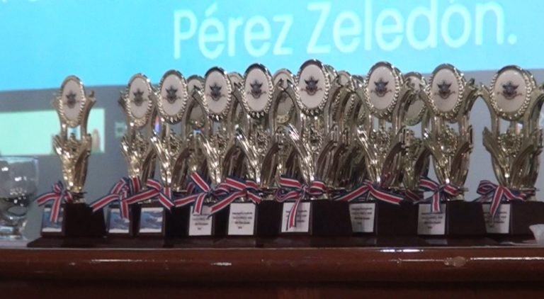 12 estudiantes que llegaron a Olimpiadas de Matemáticas y 28 finales nacionales de Juegos Estudiantes fueron premiados