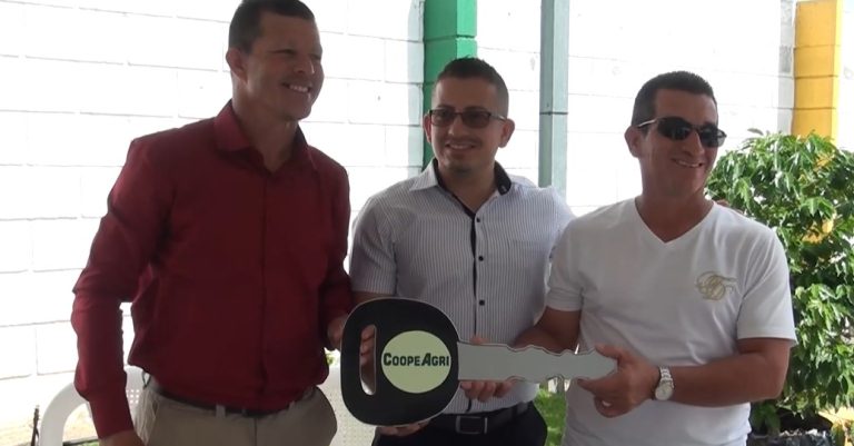 CoopeAgri entrega vehículo al ganador de promoción en Servicentro
