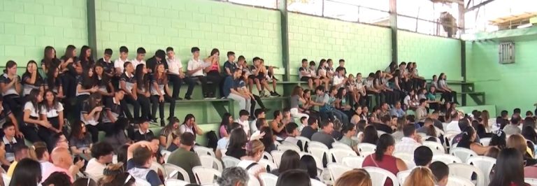350 estudiantes del Circuito Educativo 01 de Pérez Zeledón reciben reconocimientos