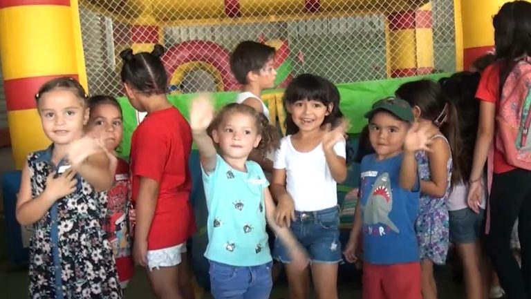Más de 100 niños de diferentes partes del cantón tuvieron su fiesta de Navidad organizada por productores de la Feria