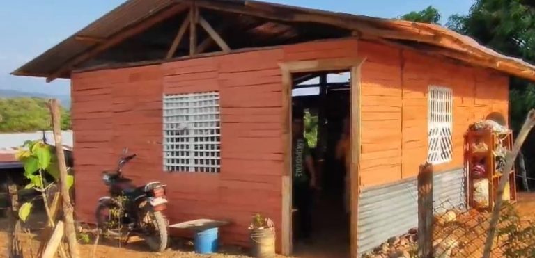 Familia de asentamiento en Palmar Norte recibe casita de iniciativa Construyendo Sueños