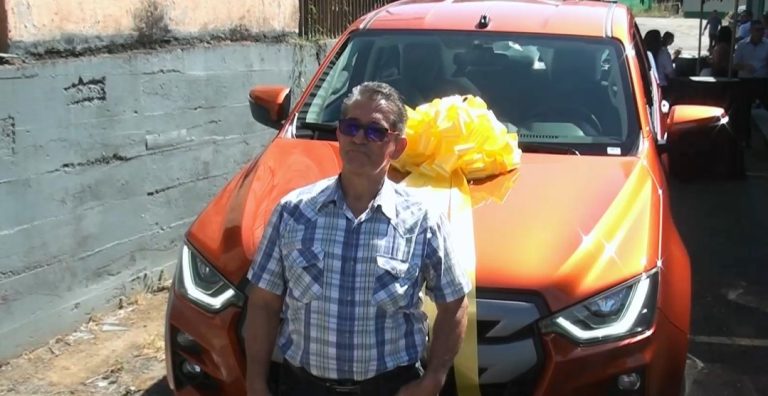 Ganadores del carro y de órdenes de compra retiran premios en CoopeAgri