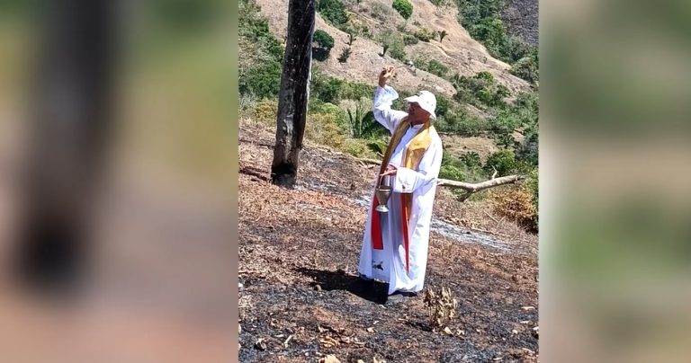 Un bonito gesto con los agricultores tuvo el sacerdote de Pejibaye al bendecir sus terrenos