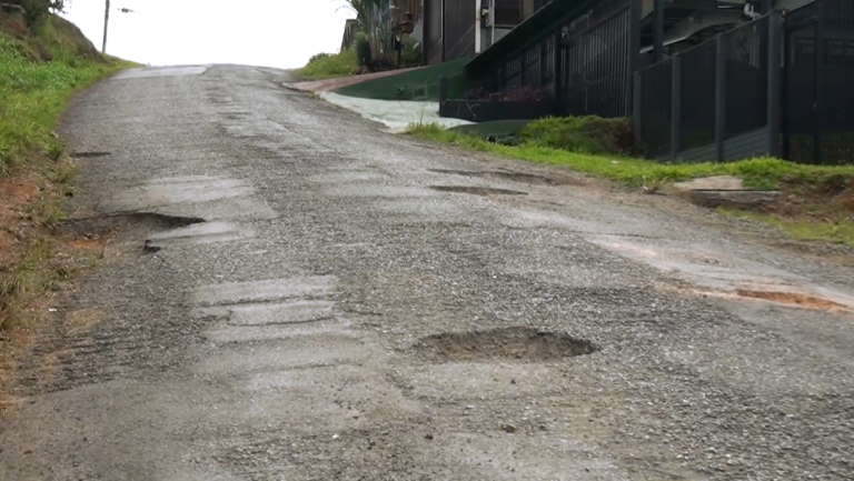 Huecos en la calle que comunica con San Andrés preocupan a los usuarios de la vía