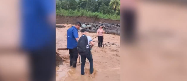 Siguen con riesgo, estudiantes del Liceo Rural de Río Nuevo en Pérez Zeledón deben cruzar quebrada crecida para llegar a sus casas