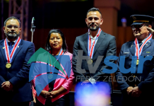 Selma Rojas es docente en el Territorio Indígena de Cabagra recibe condecoración