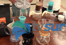 15 personas participan en una capacitación sobre barismo