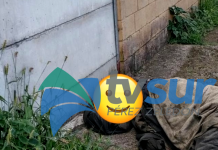 Vecina muestra molestia por heces humanos que al parecer le dejan personas en situación de calle