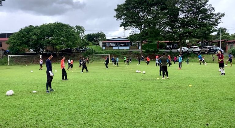 Entrenador de porteros de Saprissa llevó su experiencia a niños y jóvenes en Pedregoso 