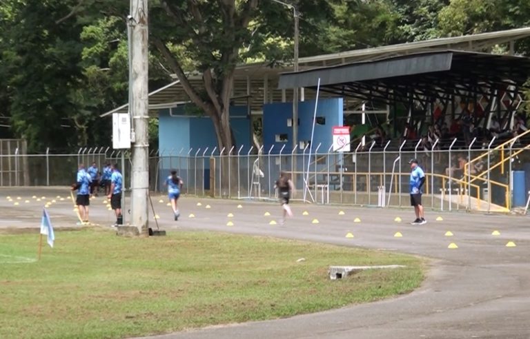 Atletas enfrentaron las pruebas de pista y campo de juegos estudiantiles