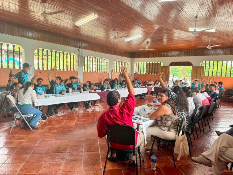 Estudiantes de Puerto Jiménez exhortan al Gobierno a declarar emergencia nacional en infraestructura educativa de la región