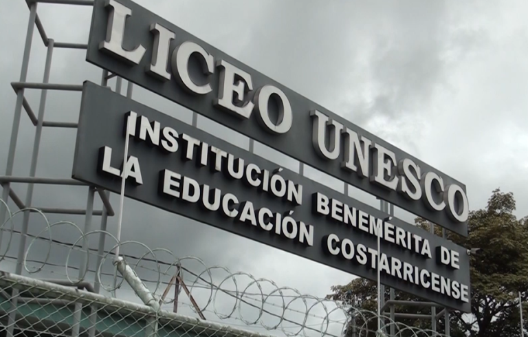Egresados del Liceo Unesco realizan campaña para restaurar el rótulo del centro educativo