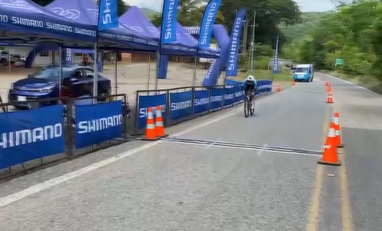 Kendall Fernández y Yailin Gómez ganaron primera etapa de la Vuelta al Porvenir 2026 en la Zona Sur